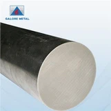 Qual é o coeficiente de expansão térmica das hastes de titânio?